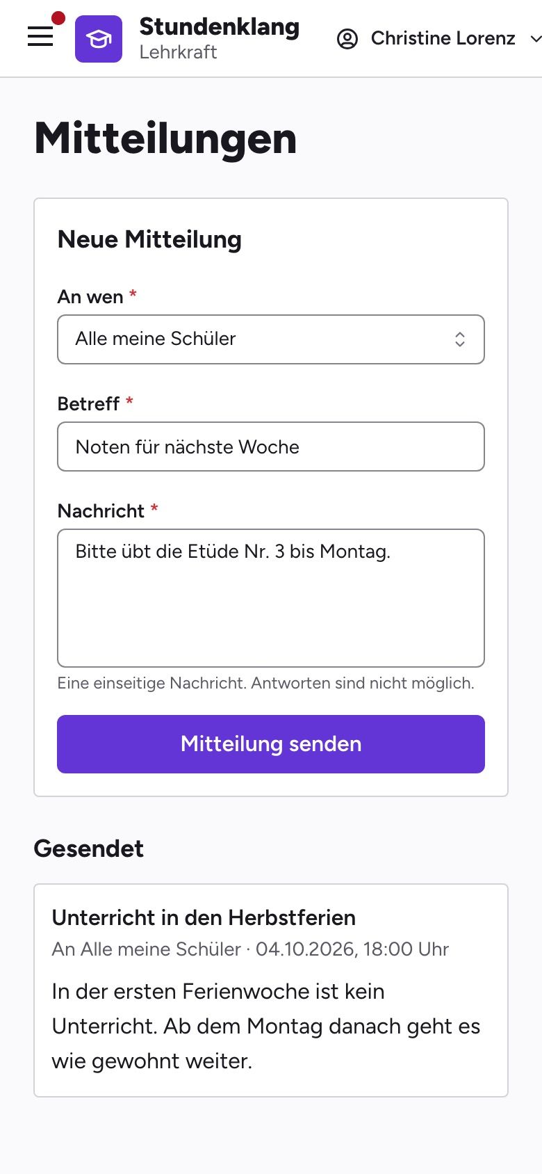 Eine Lehrkraft schreibt auf dem Handy eine Mitteilung an alle ihre Schüler